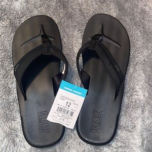 NWT Reef contoured Cushioned black flip flops, Men’s size 12